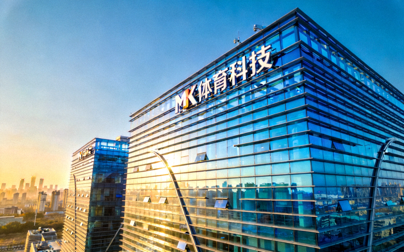 MK体育科技公司总部大楼现代建筑外观，蓝色玻璃幕墙在阳光下闪耀